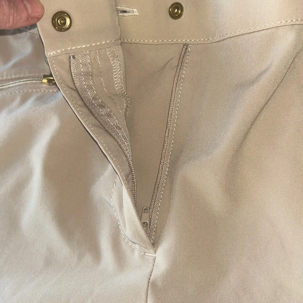 Chico's Zenergy Cargo Golf Shorts Women's 1.5 (10) Tan Khaki Travel Performance